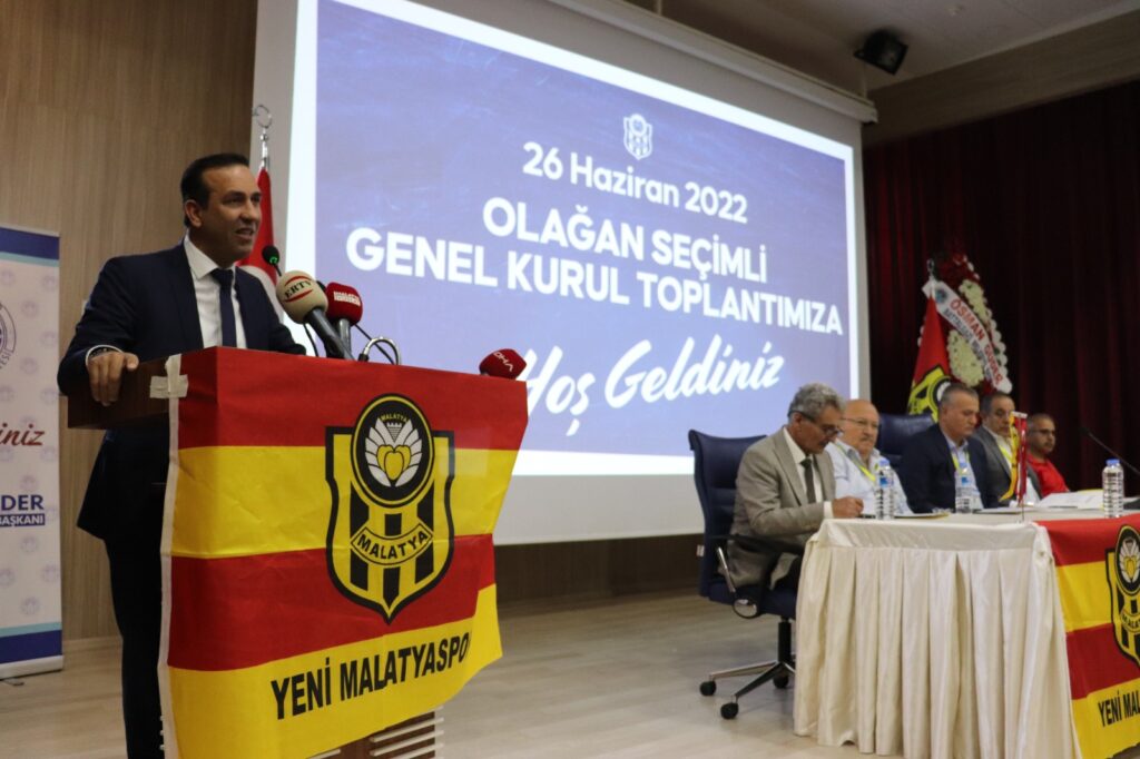 Yeni Malatyaspor’un seçimli genel kurulunda mevcut başkan Adil Gevrek 8 yıl sonra kulübe veda etti, kongreye başkan adayı olarak giren Kamil Göksu, kongre ortasında adaylıktan çekilince, genel kurulda olmayan Aziz Ayboğa başkanlığındaki liste yönetime seçildi