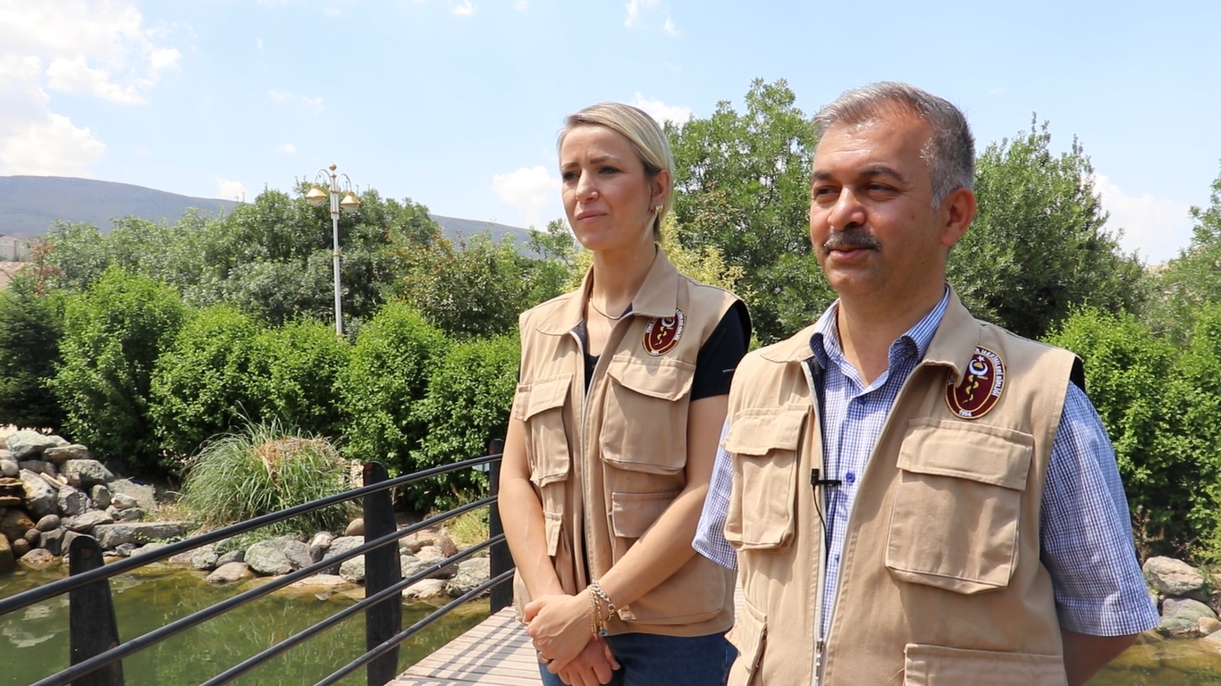 Doğu Anadolu’nun tek Hayvanat bahçesi olan Malatya Büyükşehir Belediyesi’ne ait Malatya Hayvanat Bahçesi’nde 78 türden bin 300 adet hayvan barındırılıyor. Sağlıkları için her türlü özen gösterilen hayvanlar sevdikleri yiyeceklerle besleniyorlar. Maymunların fıstığa olan ilgisi ise ortaya güzel görüntüler çıkartıyor. Görevlilerin verdiği fıstıkları soyan maymunlar, soyulmuş fıstığın ağızlarına verilmesinden ise mutlu oluyorlar.