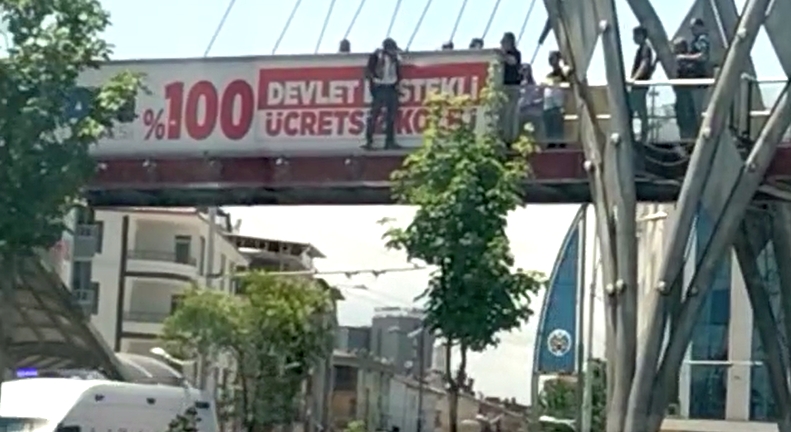 Malatya’da bir kişi çevreyolu üzerindeki üst geçide çıkarak yola atlayarak intihar etmek istedi, ancak polis ikna ederek şahsı aşağıya indirdi.