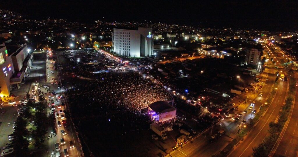 Malatya Büyükşehir Belediyesi, Yüksek Öğretim Kurumu Sınavı’na (YKS) giren gençlerin sınav stresini atlatabilmeleri amacıyla ‘Yaz Konserleri’ kapsamında Canbay&Wolker konseri düzenledi. Büyükşehir Belediyesi yanında düzenlenen konsere katılan  binlerce genç, doyasıya eğlendi.