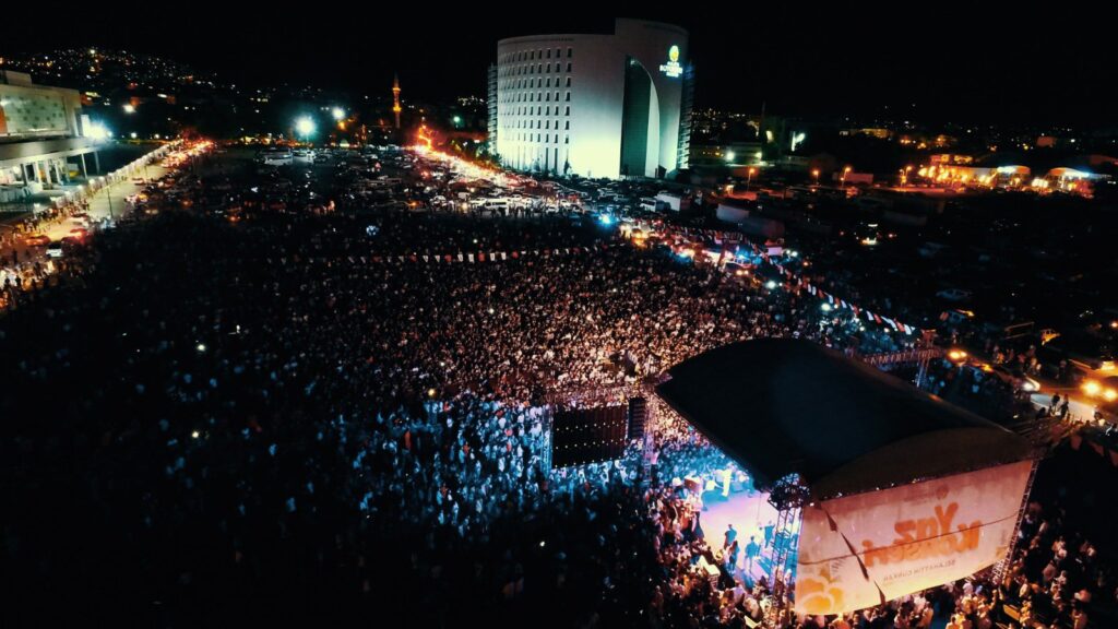 Malatya Büyükşehir Belediyesi, Yüksek Öğretim Kurumu Sınavı’na (YKS) giren gençlerin sınav stresini atlatabilmeleri amacıyla ‘Yaz Konserleri’ kapsamında Canbay&Wolker konseri düzenledi. Büyükşehir Belediyesi yanında düzenlenen konsere katılan  binlerce genç, doyasıya eğlendi.