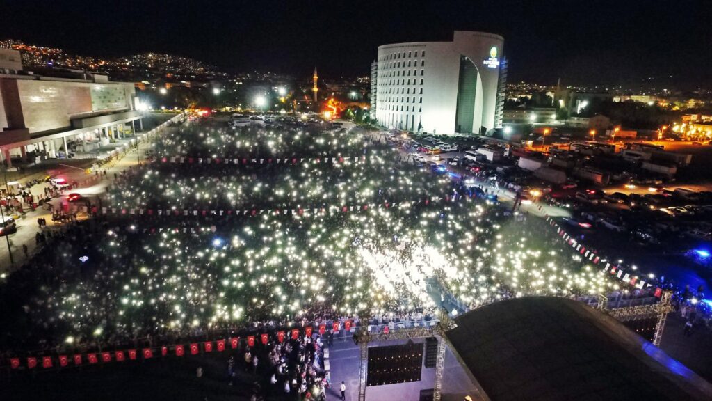 Malatya Büyükşehir Belediyesi, Yüksek Öğretim Kurumu Sınavı’na (YKS) giren gençlerin sınav stresini atlatabilmeleri amacıyla ‘Yaz Konserleri’ kapsamında Canbay&Wolker konseri düzenledi. Büyükşehir Belediyesi yanında düzenlenen konsere katılan  binlerce genç, doyasıya eğlendi.