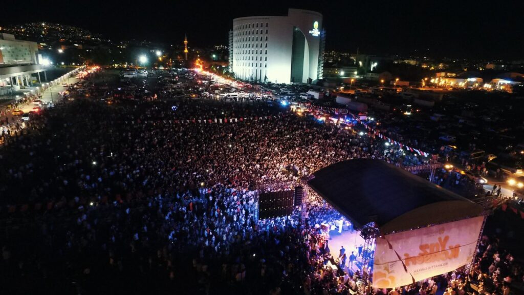 Malatya Büyükşehir Belediyesi, Yüksek Öğretim Kurumu Sınavı’na (YKS) giren gençlerin sınav stresini atlatabilmeleri amacıyla ‘Yaz Konserleri’ kapsamında Canbay&Wolker konseri düzenledi. Büyükşehir Belediyesi yanında düzenlenen konsere katılan  binlerce genç, doyasıya eğlendi.