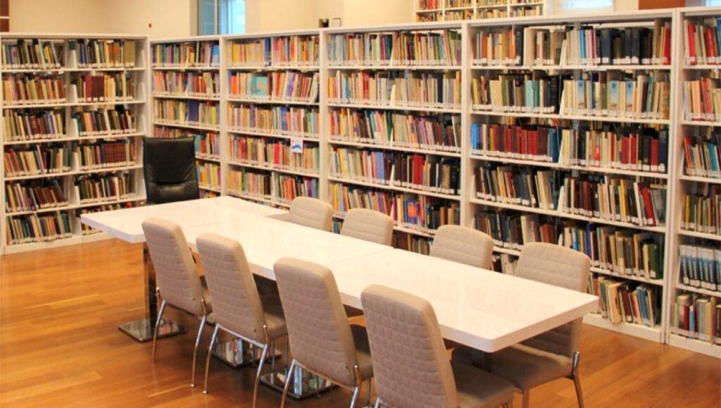 Malatya’da 2021 yılında halk kütüphanelerinden yararlanan kişi sayısı 104 bin kişi olarak açıklandı. Buna göre; Malatya’da her 8 kişiden 1’i kütüphaneye gitmiş bulunuyor.