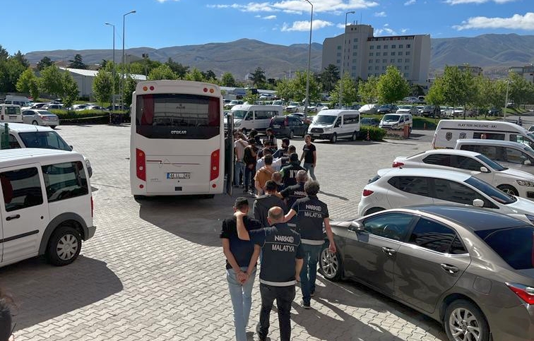 Malatya İl Emniyet Müdürlüğü Narkotik Suçlarla Mücadele Şubesi ekiplerince yürütülen çalışmalar sonucunda sokakta uyuşturucu satanlara yönelik eş zamanlı yapılan operasyonda gözaltına alınan 18 şüpheliden 1’i doktor olmak üzere 13 şüpheli tutuklandı.