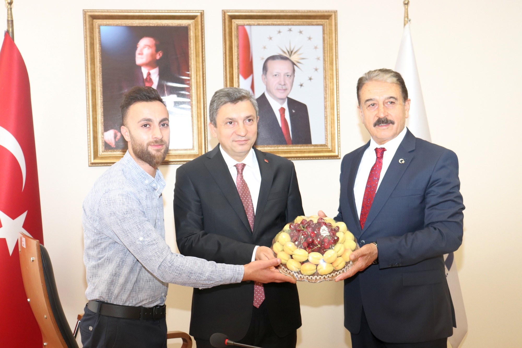 Malatya Esnaf ve Sanatkarlar Odaları Birliği Başkanı Şevket Keskin ve beraberindeki Oda Başkanları Vali Hulusi Şahin’i ziyaret ederek, görevinde başarılar dilediler.