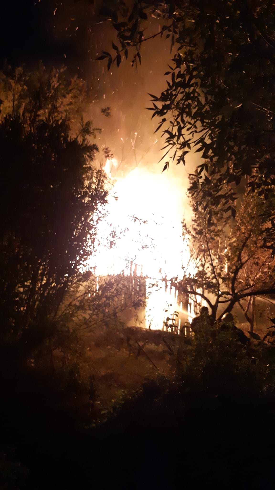 Malatya’da kayısı bahçesinin içerisindeki bağ evinde çıkan yangında piknik tüpünün patlaması koruk dolu anlara neden oldu. Tüp patlamasından saniyeler öncesinde yoldan geçen bir otomobilin içinde bulunanlar ile itfaiye erleri ise şans eseri olayı atlattı.