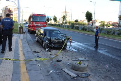 Otomobil minibüse çarptı; 1 ölü, 1 yaralı