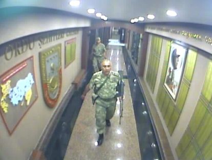 Darbeci Binbaşı'nın vurulma anı kamerada