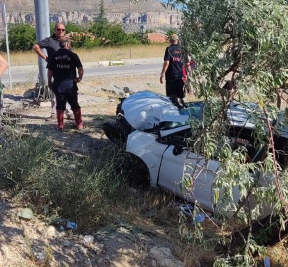 Otomobil şarampole yuvarlandı: 3 ölü, 2 yaralı