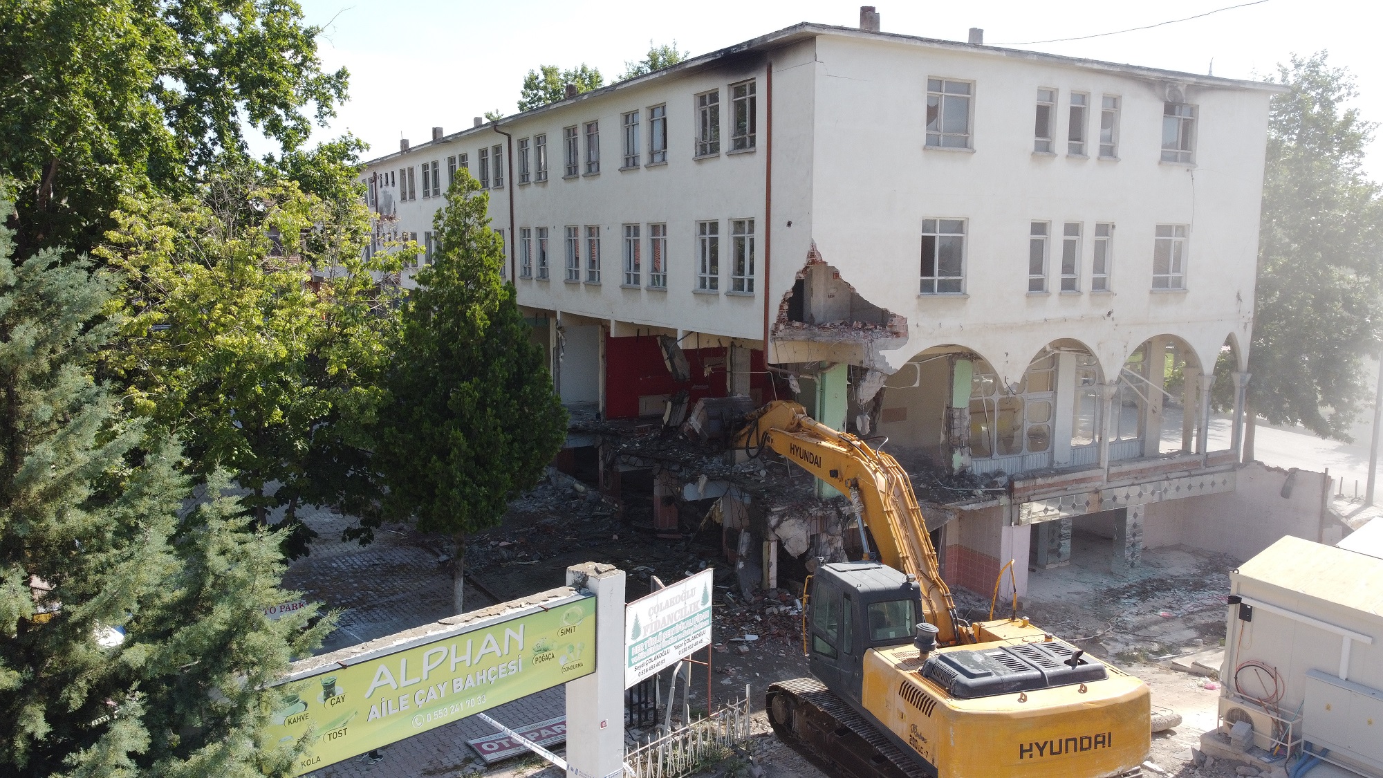 Mülkiyeti Battalgazi Belediyesine ait olan Eskimalatya’daki eski Kaymakamlık binasının yıkım çalışmaları, Battalgazi Belediyesi ekipleri tarafından kontrollü şekilde başladı.