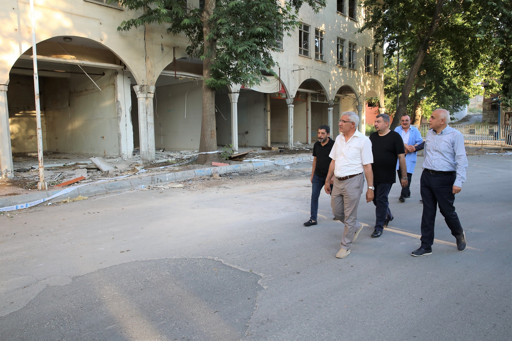 Mülkiyeti Battalgazi Belediyesine ait olan Eskimalatya’daki eski Kaymakamlık binasının yıkım çalışmaları, Battalgazi Belediyesi ekipleri tarafından kontrollü şekilde başladı.