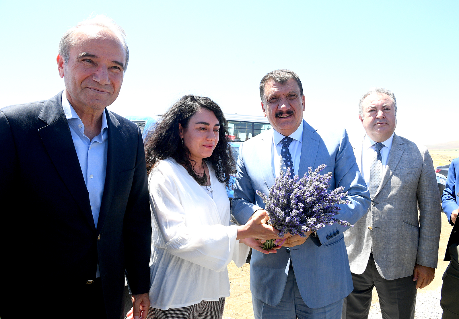 Malatya Büyükşehir Belediye Başkanı Selahattin Gürkan, Tarım ve Orman İl Müdürlüğü kontrolünde Tıbbi ve Aromatik Bitki Yetiştiriciliğinin Geliştirilmesi amacı ile 2018 yılında Arguvan ilçesi İçmece mahallesinde 3 dekarlık alanda Isparta ilinden getirilen 6.000 adet Lavandula Angustifolia çeşidi ile ekimine başlanan Lavanta bitkisinin 2022 yılı hasadına katıldı.