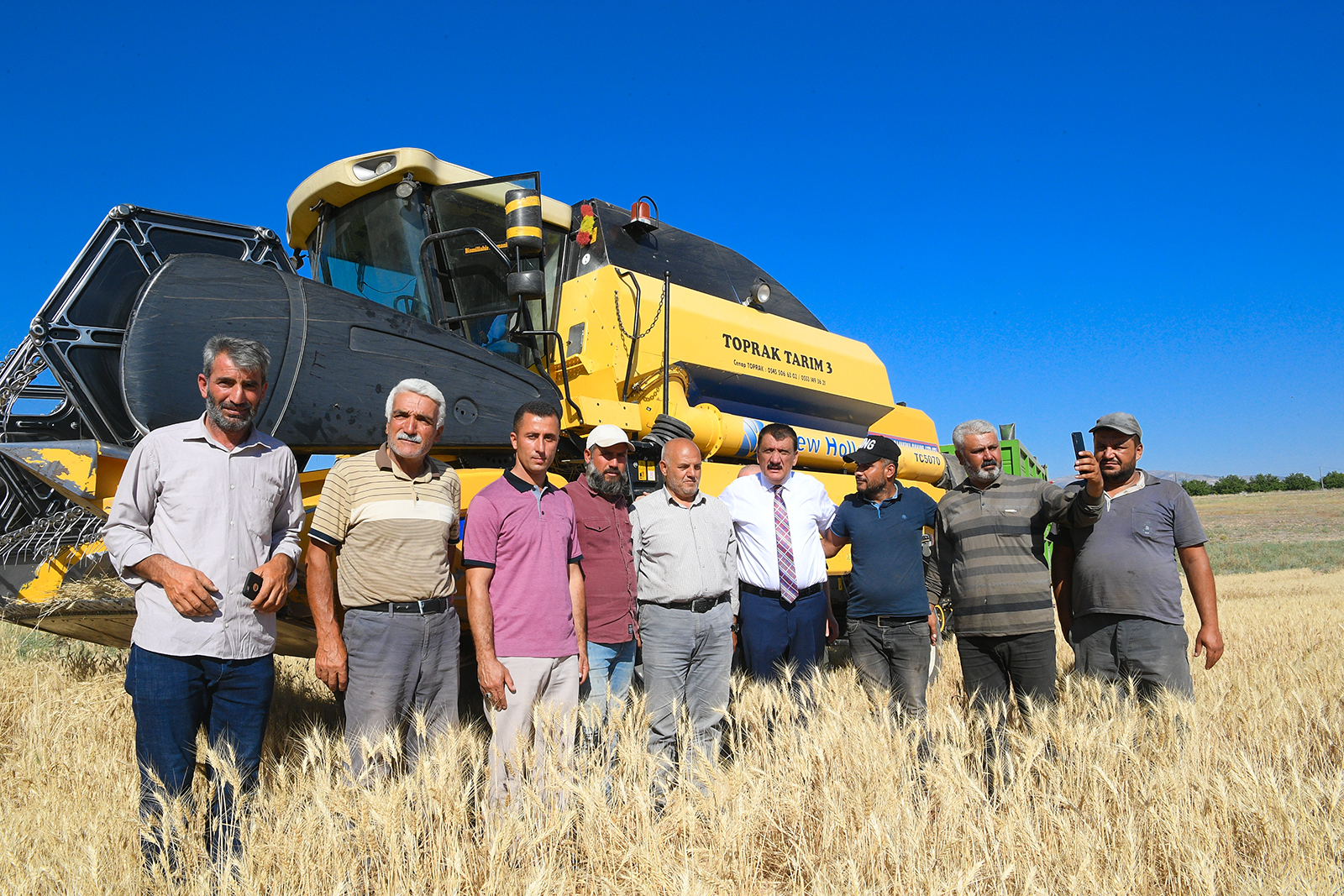 Malatya Büyükşehir Belediyenin katkıları ile 16 bin dekar arazide ekilen buğday ve arpa çiftçinin yüzünü güldürdü. 11 bin dekar arazide ekimi yapılan buğdayın hasadı yapılmaya başladı. Çiftçilere yüzde 75 destekle verilen Ziya Bey 98 çeşidinin Malatya ile uyumu da tespit edilmiş oldu.