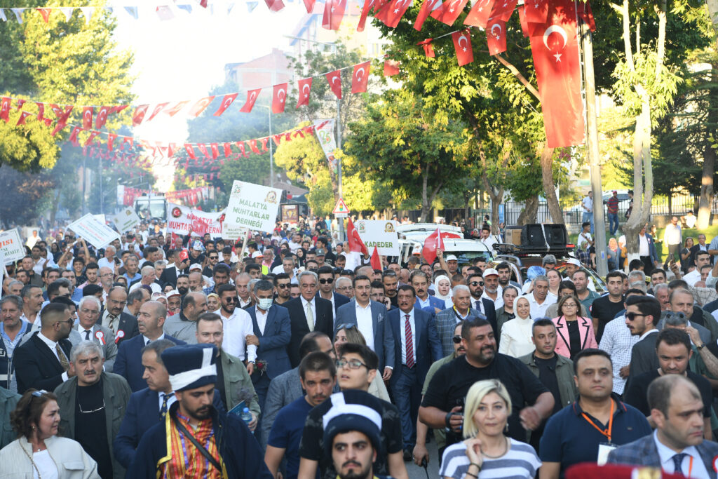 Kültür ve Turizm Bakanlığı, Malatya Valiliği ve Malatya Büyükşehir Belediyesi tarafından organize edilen ve bu yıl 25’incisi kutlanan Malatya Uluslararası Kültür Sanat Etkinlikleri ve Kayısı Festivali kapsamında kortej yürüyüşü yoğun katılımlı olarak coşkuyla yapıldı.