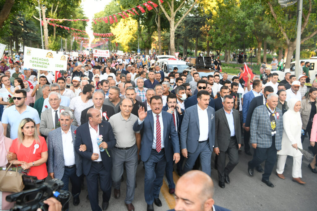 Kültür ve Turizm Bakanlığı, Malatya Valiliği ve Malatya Büyükşehir Belediyesi tarafından organize edilen ve bu yıl 25’incisi kutlanan Malatya Uluslararası Kültür Sanat Etkinlikleri ve Kayısı Festivali kapsamında kortej yürüyüşü yoğun katılımlı olarak coşkuyla yapıldı.