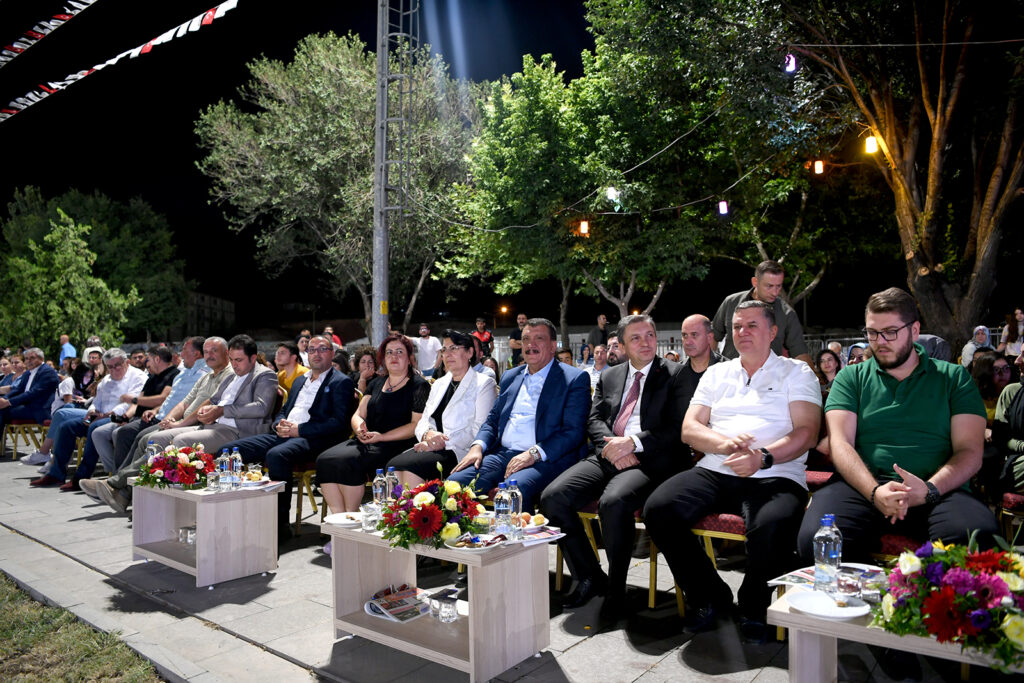 Mişmiş Park Fuar Merkezi konser alanında Mahalli Sanatçıların sahne alması ile başlayan ve Malatyalıların gönüllerince eğlendiği konser programlarında Haluk Levent’in sahne almasıyla eğlence ve coşku doruk noktaya ulaştı.