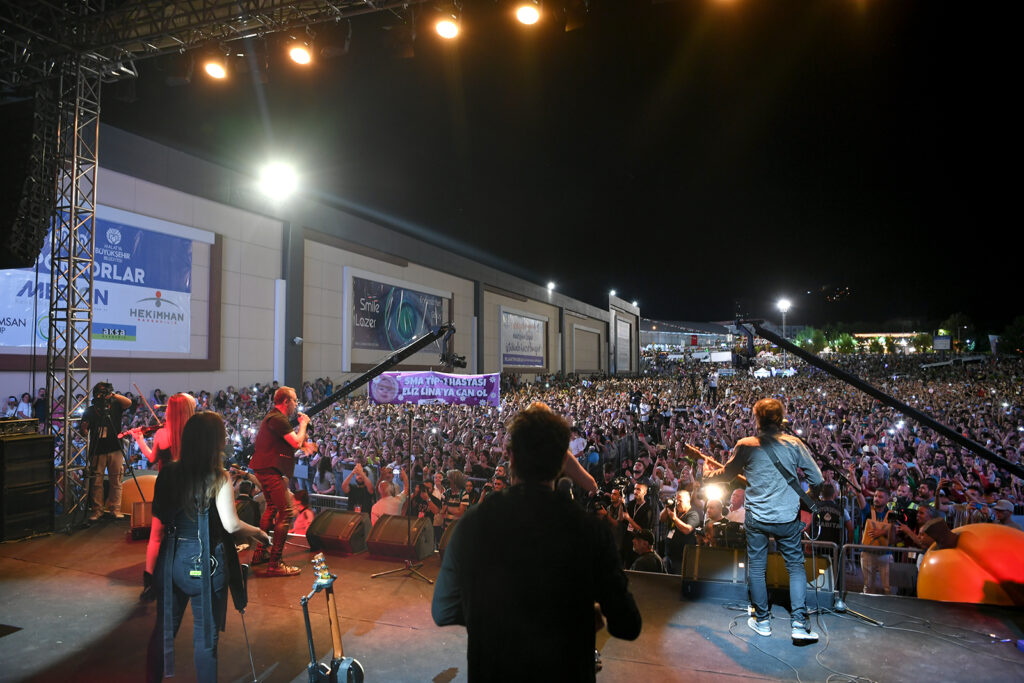 Mişmiş Park Fuar Merkezi konser alanında Mahalli Sanatçıların sahne alması ile başlayan ve Malatyalıların gönüllerince eğlendiği konser programlarında Haluk Levent’in sahne almasıyla eğlence ve coşku doruk noktaya ulaştı.