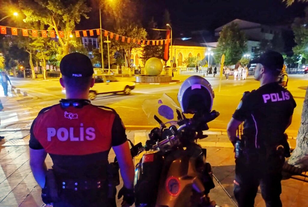 Malatya İl Emniyet Müdürlüğü, vatandaşların yoğun olarak gittiği bölgelerdeki tedbir ve uygulamalarını en üst seviyeye çıkardı.