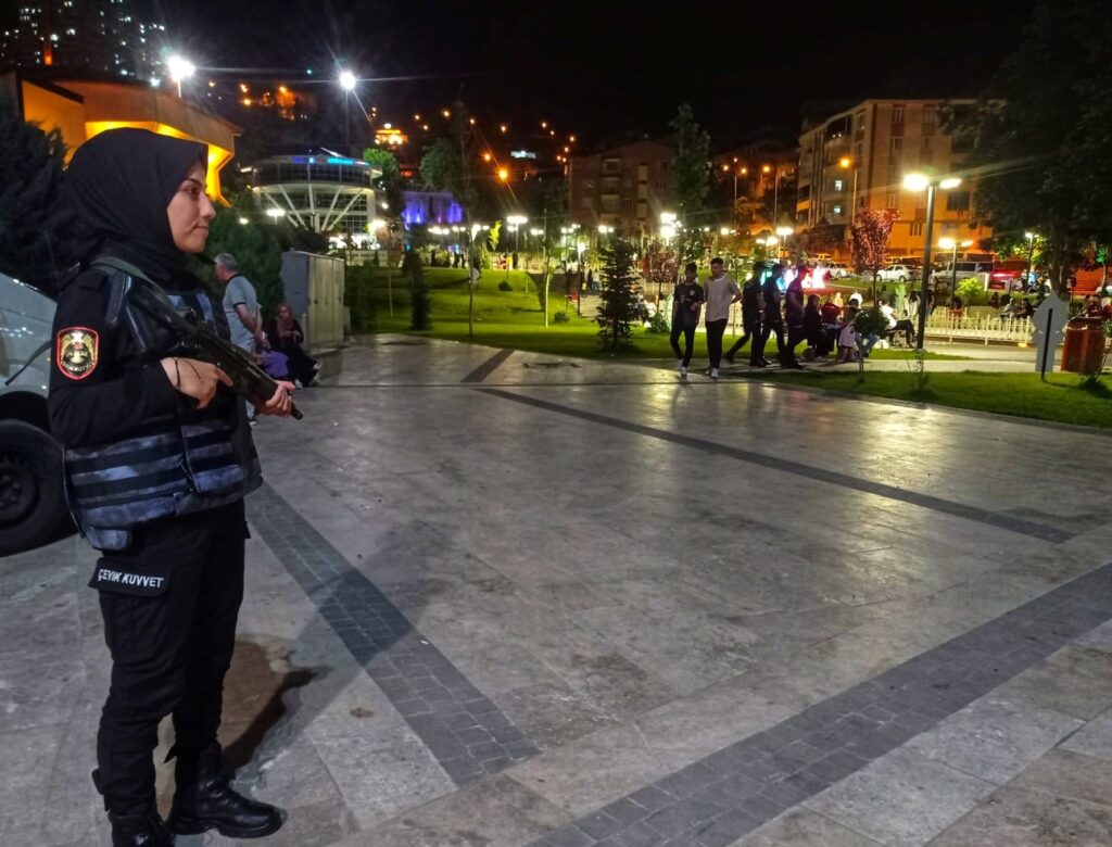 Malatya İl Emniyet Müdürlüğü, vatandaşların yoğun olarak gittiği bölgelerdeki tedbir ve uygulamalarını en üst seviyeye çıkardı.