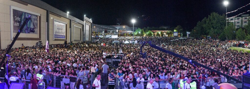 Bu yıl 25’inci Malatya Uluslararası Kültür Sanat Etkinlikleri ve Kayısı Festivali 3. Günü Hande Yener Konseri gerçekleşti. 