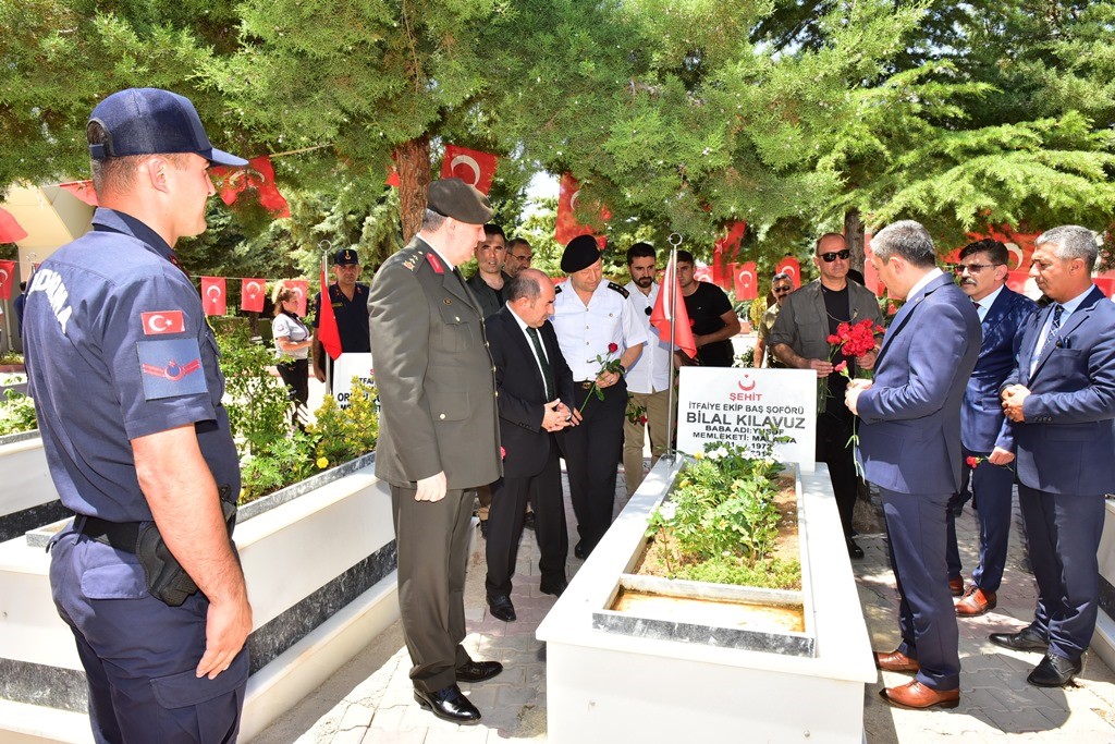 Vali Hulusi Şahin Kurban Bayramı dolayısıyla ilk ziyaretini şehitliğe ve şehit ailelerine gerçekleştirdi. 