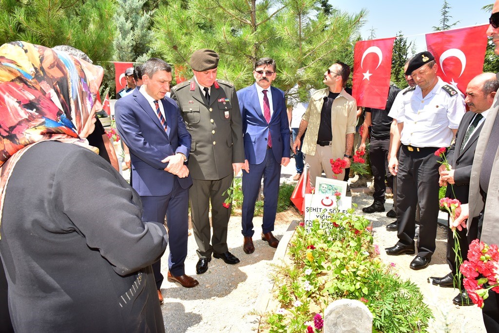 Vali Hulusi Şahin Kurban Bayramı dolayısıyla ilk ziyaretini şehitliğe ve şehit ailelerine gerçekleştirdi. 