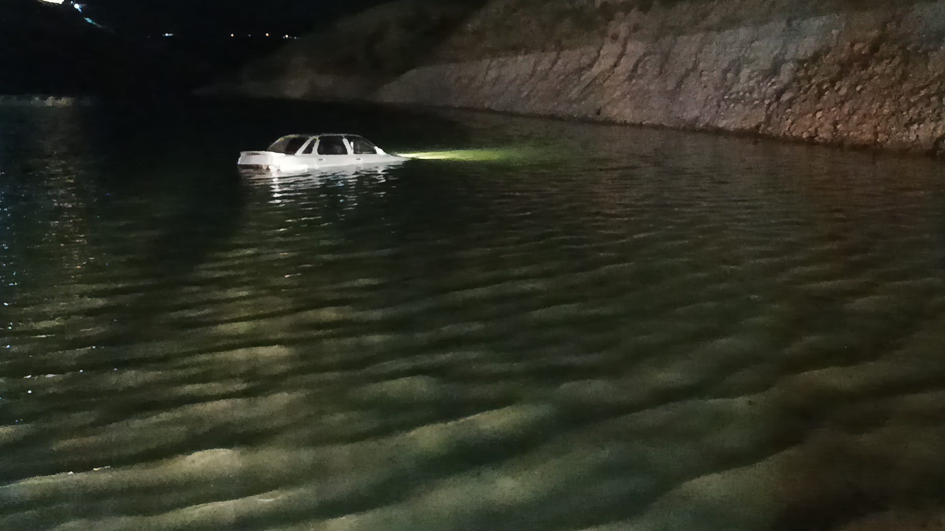 Malatya’da Beylerderesi Göletine dalan otomobilde bulunan bir kadın ve erkek son anda kendi imkanları ile kurtulabildiler.