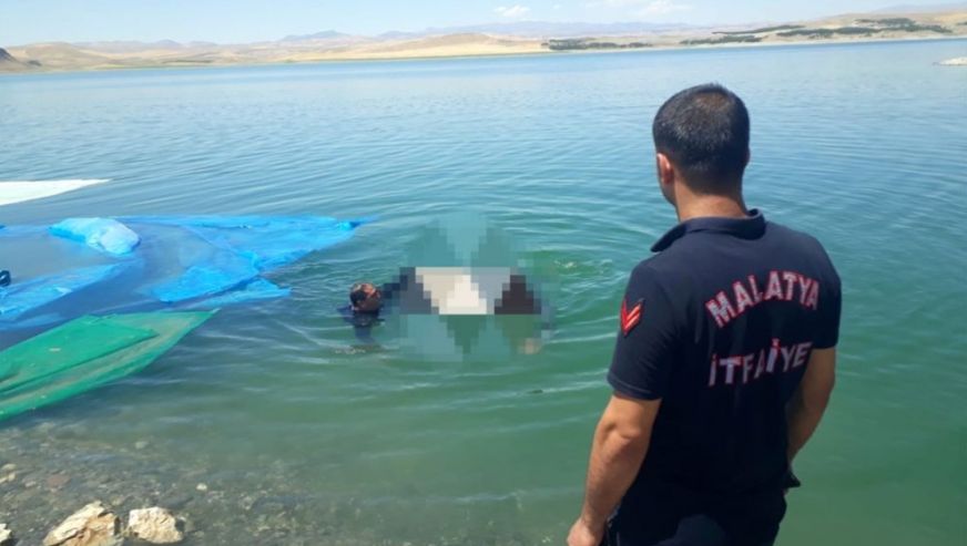 Karakaya Baraj Gölünün Baskil tarafından serinlemek amacıyla giren 2 genç boğularak hayatını kaybetti.