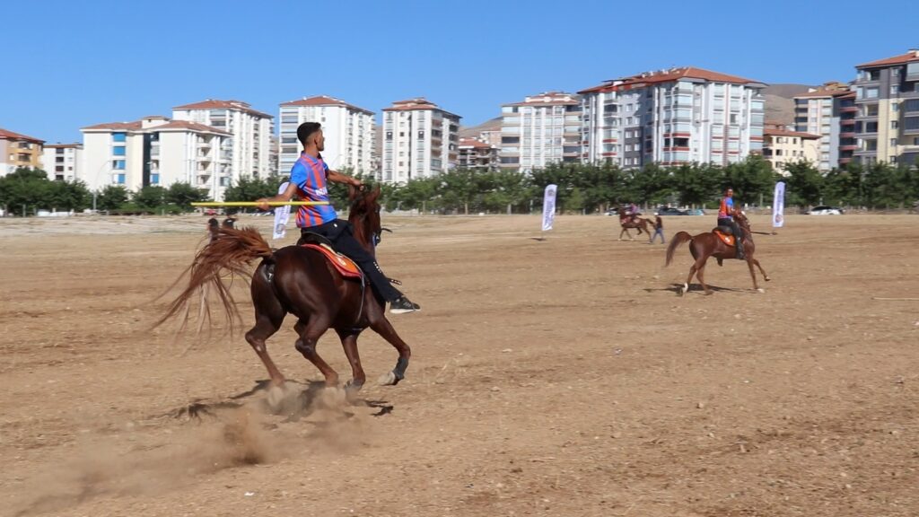 Kültür ve Turizm Bakanlığı, Malatya Valiliği ve Malatya Büyükşehir Belediyesi tarafından organize edilen ve bu yıl 25. Malatya Uluslararası Kültür Sanat Etkinlikleri ve Kayısı Festivali kapsamında düzenlenen Atlı cirit gösterisi ilgiyle izlendi.