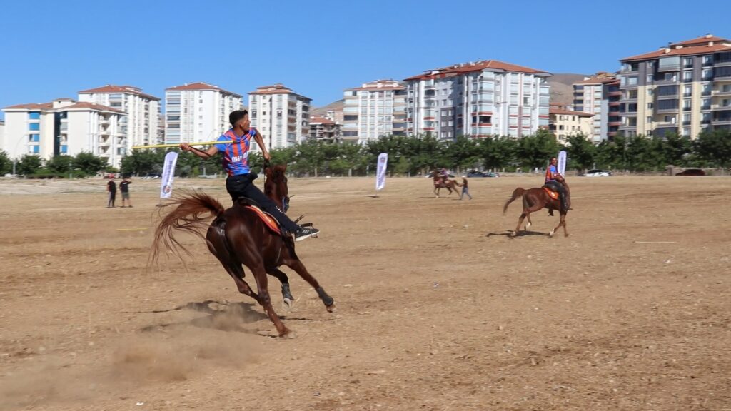 Kültür ve Turizm Bakanlığı, Malatya Valiliği ve Malatya Büyükşehir Belediyesi tarafından organize edilen ve bu yıl 25. Malatya Uluslararası Kültür Sanat Etkinlikleri ve Kayısı Festivali kapsamında düzenlenen Atlı cirit gösterisi ilgiyle izlendi.