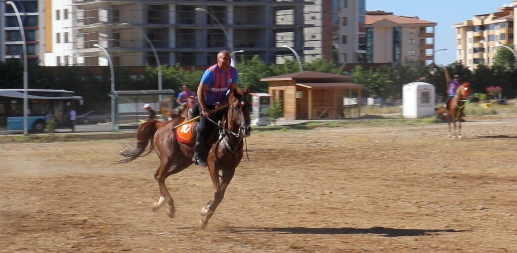 Kültür ve Turizm Bakanlığı, Malatya Valiliği ve Malatya Büyükşehir Belediyesi tarafından organize edilen ve bu yıl 25. Malatya Uluslararası Kültür Sanat Etkinlikleri ve Kayısı Festivali kapsamında düzenlenen Atlı cirit gösterisi ilgiyle izlendi.