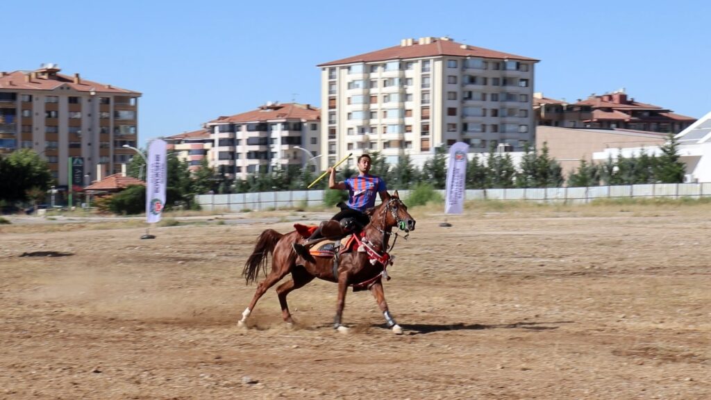 Kültür ve Turizm Bakanlığı, Malatya Valiliği ve Malatya Büyükşehir Belediyesi tarafından organize edilen ve bu yıl 25. Malatya Uluslararası Kültür Sanat Etkinlikleri ve Kayısı Festivali kapsamında düzenlenen Atlı cirit gösterisi ilgiyle izlendi.