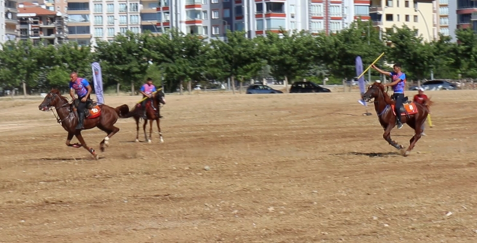 Kültür ve Turizm Bakanlığı, Malatya Valiliği ve Malatya Büyükşehir Belediyesi tarafından organize edilen ve bu yıl 25. Malatya Uluslararası Kültür Sanat Etkinlikleri ve Kayısı Festivali kapsamında düzenlenen Atlı cirit gösterisi ilgiyle izlendi.