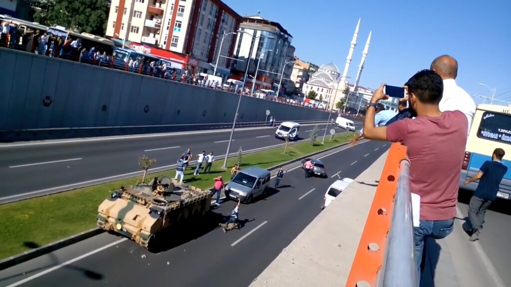 Fethullahçı Terör Örgütü Paralel Devlet Yapılanması (FETÖ/PDY) mensubu askerlerin 15 Temmuz darbe girişimi esnasında Malatya’da darbeci askerler ile polisin karşı karşıya geldiği en sıcak dakikalara ilişkin görüntüler bulunuyor.