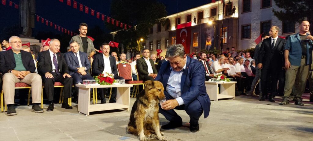 Malatya'da maskot haline gelen, kahramanı olduğu olaylarla kendisinden sıkça bahsettiren, daha çok Valilik çevresinde ve İnönü Caddesi'ndeki etkinliklerde kendini gösteren Malatyalıların gönlünde taht kurmuş, namı değer protokol köpeği (Alex) MHP Malatya Milletvekili Mehmet Fendoğlu’nun ellerinden su içti.