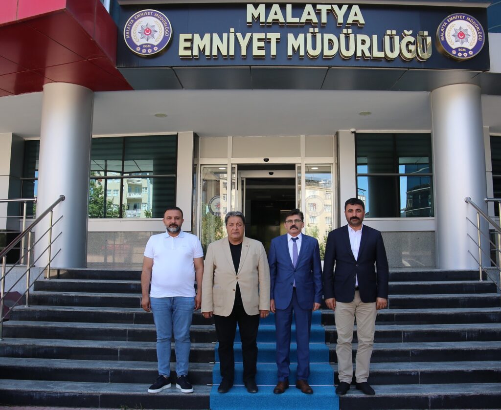 Malatya Büyükşehir Belediye Başkanı Selahattin Gürkan ile MHP Malatya Milletvekili Mehmet Fendoğlu, MHP İl Başkanı Mesut Samanlı İl Emniyet Müdürü Ercan Dağdeviren’i ziyaret ederek, bir süre görüştüler.