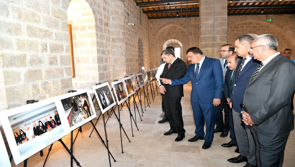 Malatya Valisi Hulusi Şahin ve Malatya Büyükşehir Belediye Başkanı Selahattin Gürkan, Taşhoran Kültür ve Sanat Merkezi’nde festival süresince açık olacak olan sergiyi gezdi.