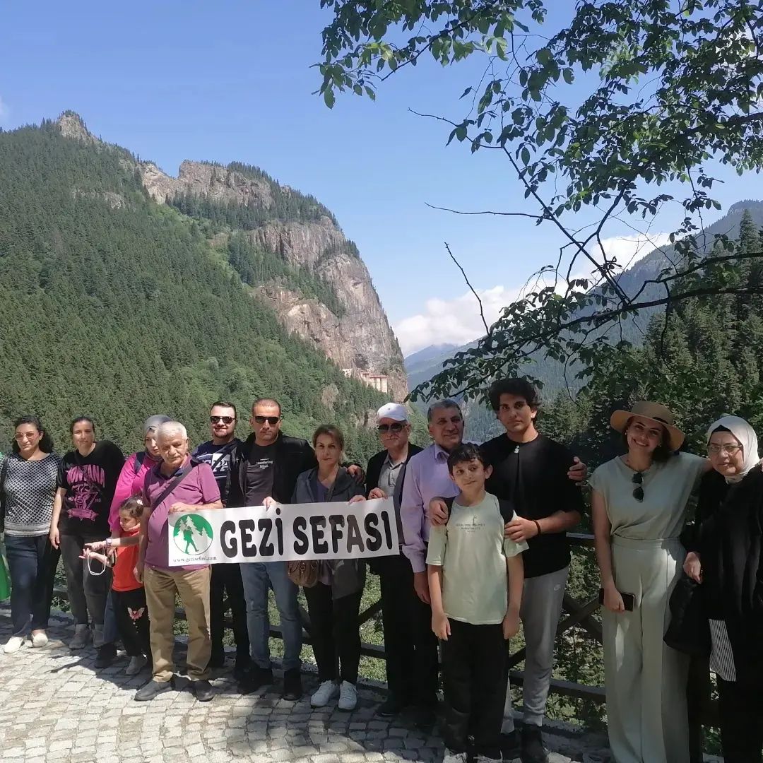 Kurban Bayramı nedeniyle Malatya’dan Karadeniz Turuna giden 19 kişiyi taşıyan  minibüsün şarampolü yuvarlanması sonucunda 19 kişi yaralandı.