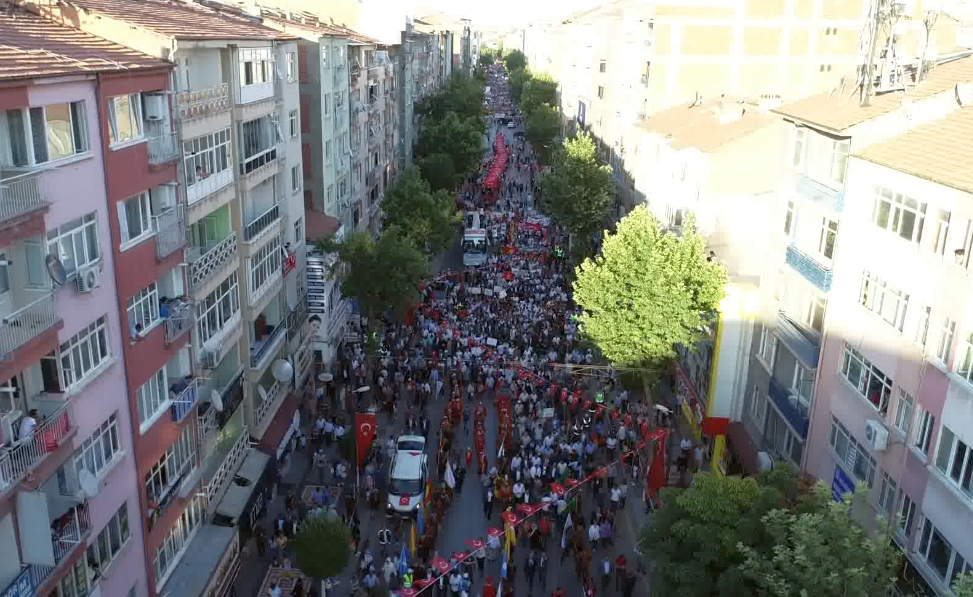 Kültür ve Turizm Bakanlığı, Malatya Valiliği ve Malatya Büyükşehir Belediyesi tarafından organize edilen ve bu yıl 25’incisi kutlanan Malatya Uluslararası Kültür Sanat Etkinlikleri ve Kayısı Festivali kapsamında kortej yürüyüşü yoğun katılımlı olarak coşkuyla yapıldı.