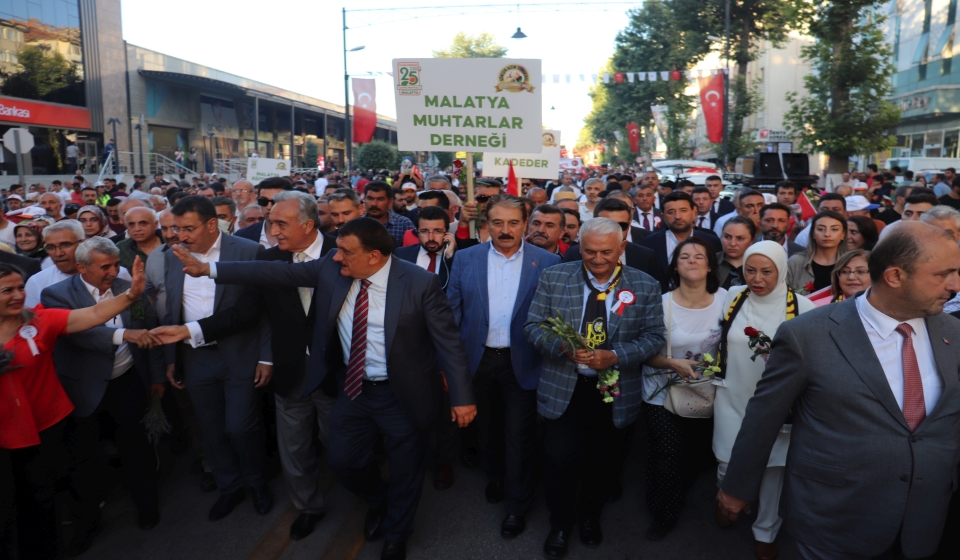 Kültür ve Turizm Bakanlığı, Malatya Valiliği ve Malatya Büyükşehir Belediyesi tarafından organize edilen ve bu yıl 25’incisi kutlanan Malatya Uluslararası Kültür Sanat Etkinlikleri ve Kayısı Festivali kapsamında kortej yürüyüşü yoğun katılımlı olarak coşkuyla yapıldı.