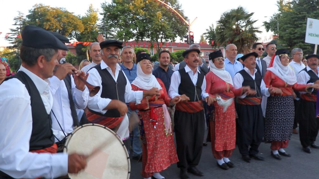 Kültür ve Turizm Bakanlığı, Malatya Valiliği ve Malatya Büyükşehir Belediyesi tarafından organize edilen ve bu yıl 25’incisi kutlanan Malatya Uluslararası Kültür Sanat Etkinlikleri ve Kayısı Festivali kapsamında kortej yürüyüşü yoğun katılımlı olarak coşkuyla yapıldı.