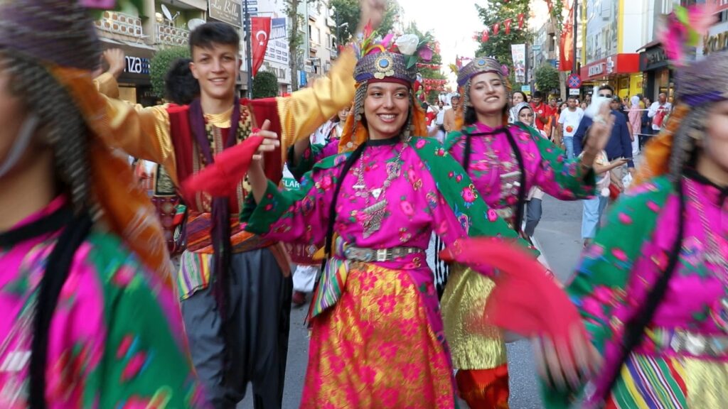 Kültür ve Turizm Bakanlığı, Malatya Valiliği ve Malatya Büyükşehir Belediyesi tarafından organize edilen ve bu yıl 25’incisi kutlanan Malatya Uluslararası Kültür Sanat Etkinlikleri ve Kayısı Festivali kapsamında kortej yürüyüşü yoğun katılımlı olarak coşkuyla yapıldı.