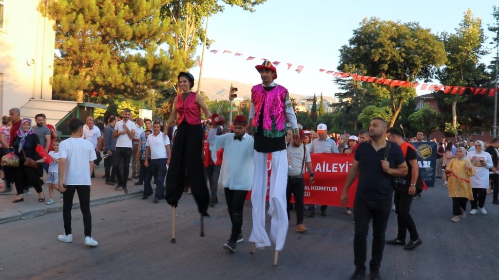 Kültür ve Turizm Bakanlığı, Malatya Valiliği ve Malatya Büyükşehir Belediyesi tarafından organize edilen ve bu yıl 25’incisi kutlanan Malatya Uluslararası Kültür Sanat Etkinlikleri ve Kayısı Festivali kapsamında kortej yürüyüşü yoğun katılımlı olarak coşkuyla yapıldı.