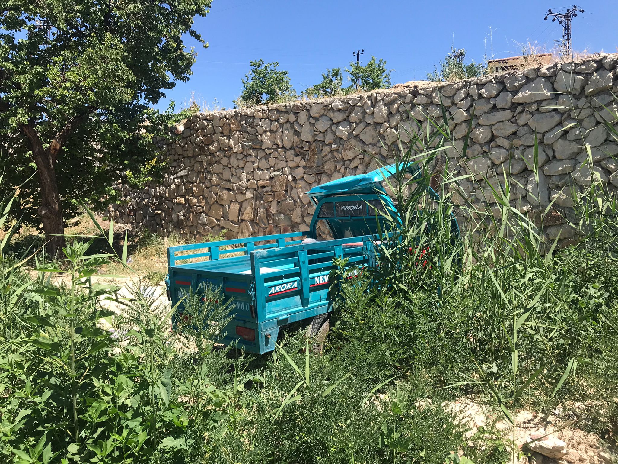 Hanımınçiftliği Mahallesi'nde 3 tekerli römorklu elektrikli bisikletin devrilmesi sonucu üçü çocuk 6 Suriyeli yaralandı.