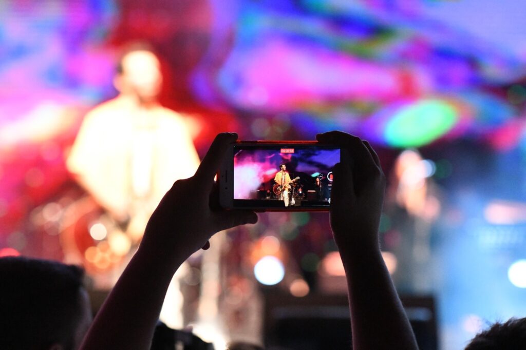 Bu yıl 25’incisi gerçekleştirilen Malatya Uluslararası Kültür Sanat Etkinlikleri ve Kayısı Festivali’nin ilk gününde sahne alan Uğur Aslan ve Buray, şarkılarıyla on binleri doyasıya eğlendirdi.