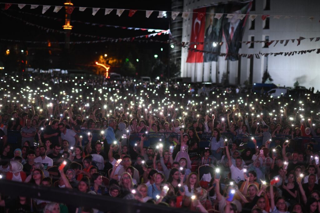 Bu yıl 25’incisi gerçekleştirilen Malatya Uluslararası Kültür Sanat Etkinlikleri ve Kayısı Festivali’nin ilk gününde sahne alan Uğur Aslan ve Buray, şarkılarıyla on binleri doyasıya eğlendirdi.