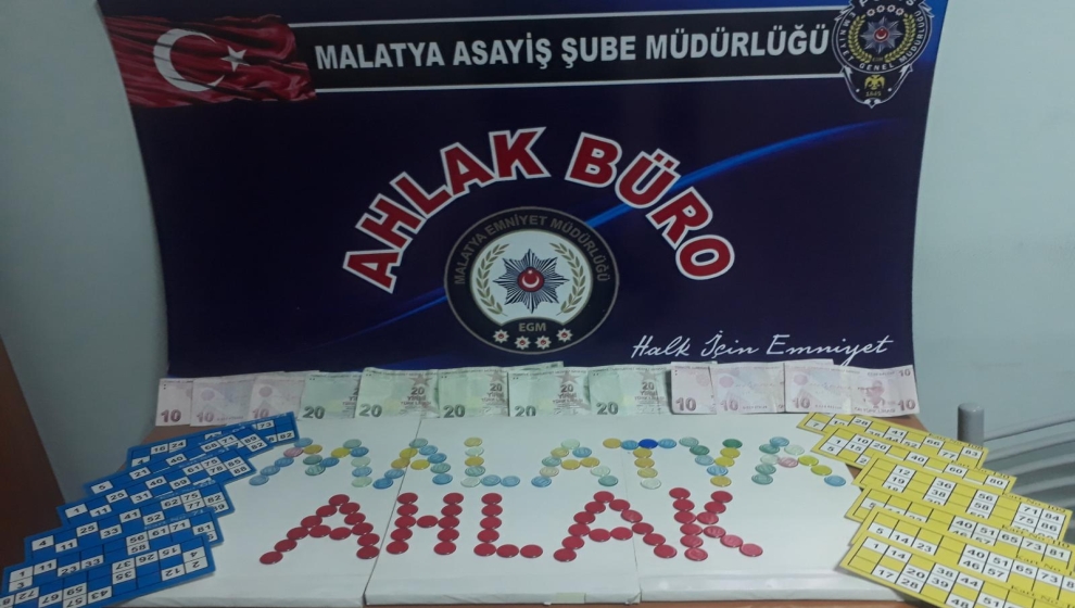 Malatya İl Emniyet Müdürlüğü Asayiş Şubesi ekiplerince 3 ayrı adrese yapılan operasyonda 34 kişiyi kumar oynarken suçüstü yakaladı ve toplam 61 bin 850 TL para cezası kesti.