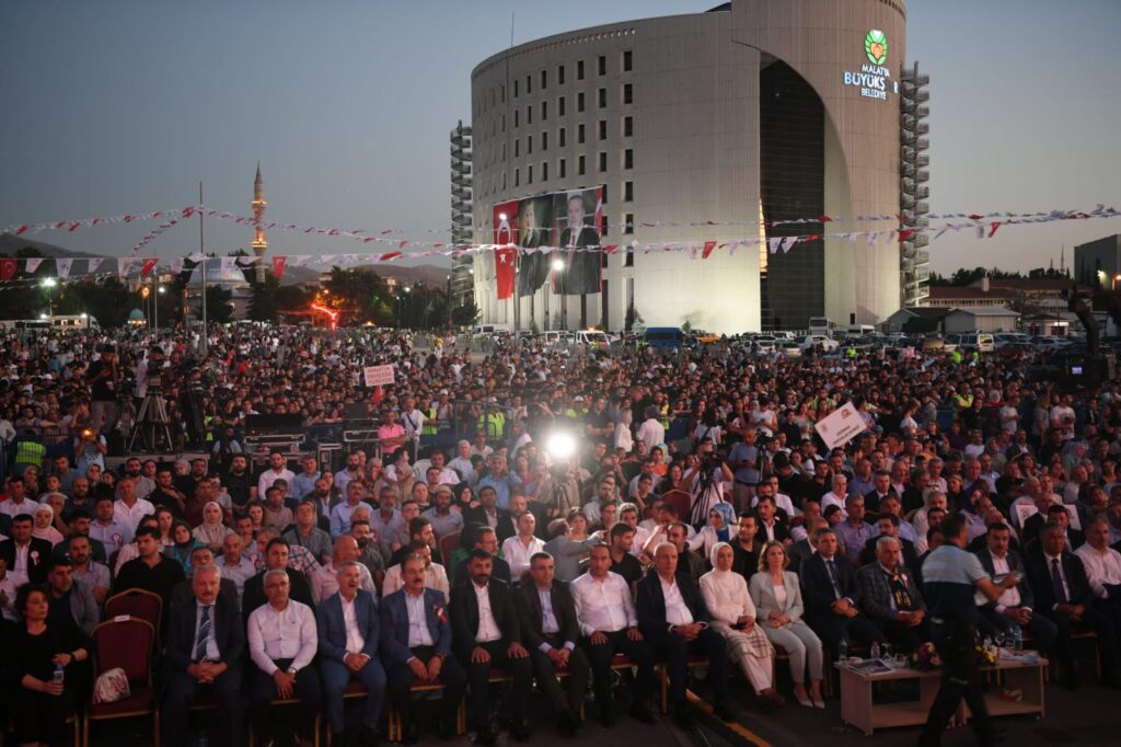 Kültür ve Turizm Bakanlığı, Malatya Valiliği ve Malatya Büyükşehir Belediyesi tarafından 21-24 Temmuz tarihleri arasında düzenlenen Uluslararası Kültür Sanat Etkinlikleri ve 25.  Kayısı Festivali kapsamında Kernek Onur Ödülü verildi.