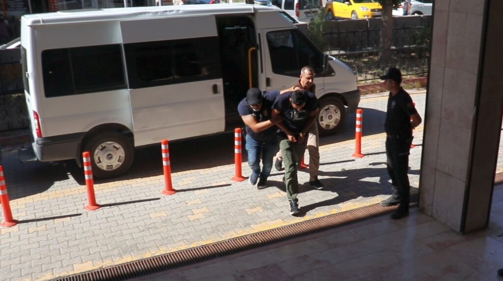 Malatya’da Orduzu Pınarbaşı Göleti’nin kenarında 25 yaşındaki gencin arkadaşları ile otururken tabanca ile başına ateş açılması sonucunu öldürülmesi cinayetine ilişkin soruşturmada 2 şüpheli tutuklandı. Cinayetten sonra gözaltına alınan ölen gencin 3 arkadaşı, cinayetle ilgisi edilmeyince serbest bırakıldı